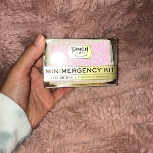 Francesca’s| White Glitter SHEMERGENCY® BRIDE KIT